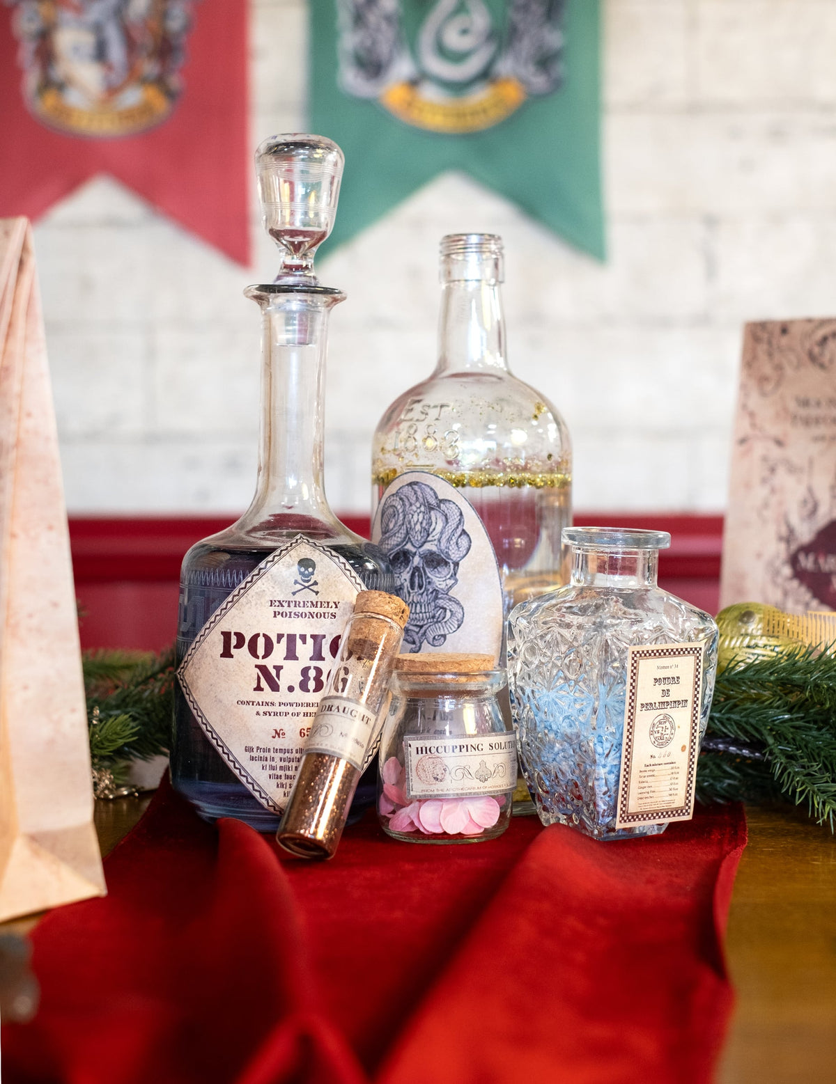 Vue d'ensemble de fioles de potions du petit pot en verre pour dragées transparent avec bouchon en liège