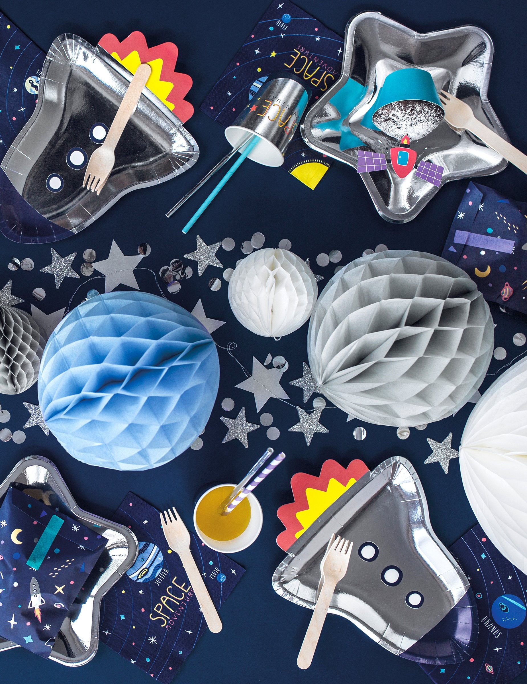 Mise en scène sur une table de la boule en papier alvéolé pour déco de fête