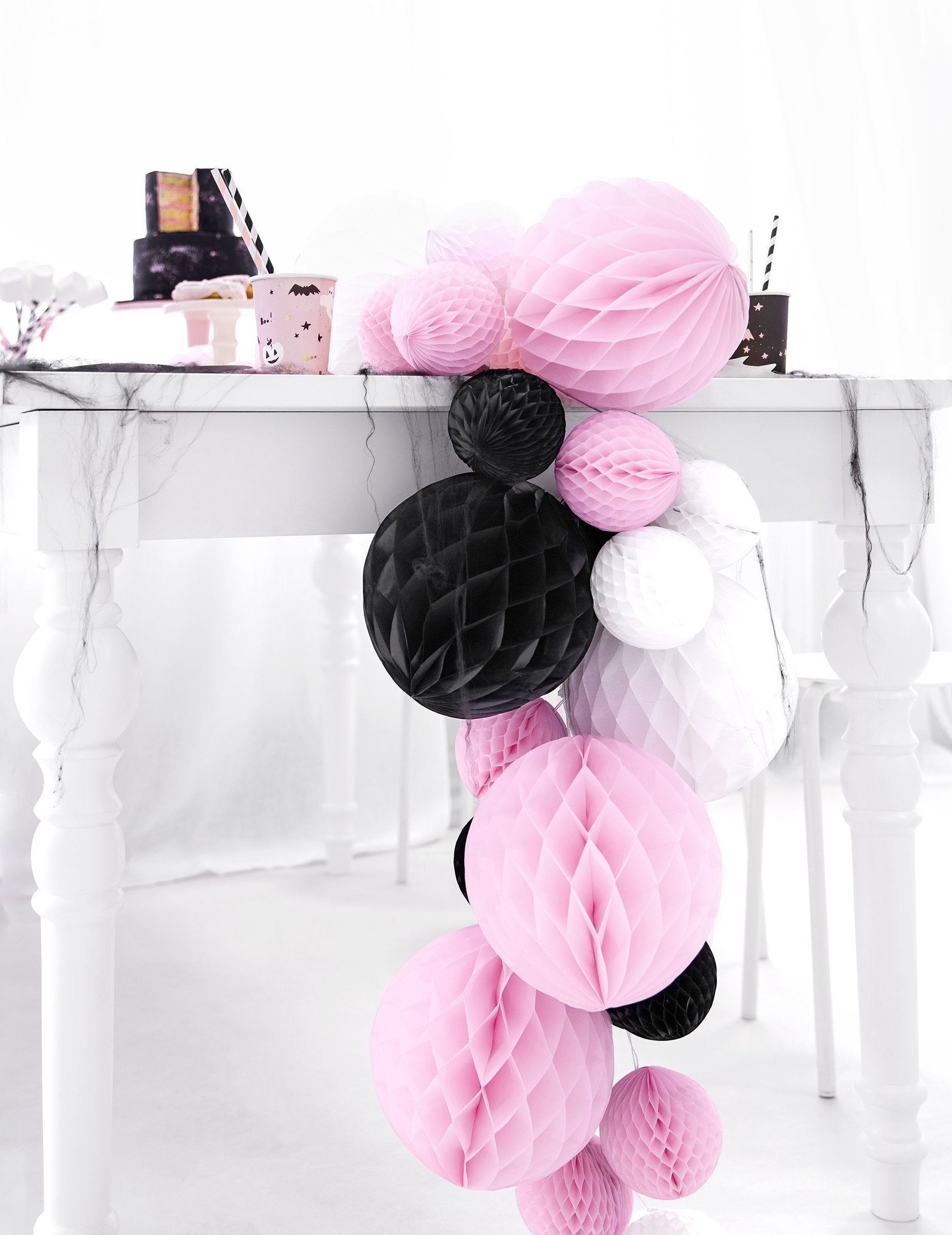 Mise en situation de la boule en papier alvéolé pour déco de fête