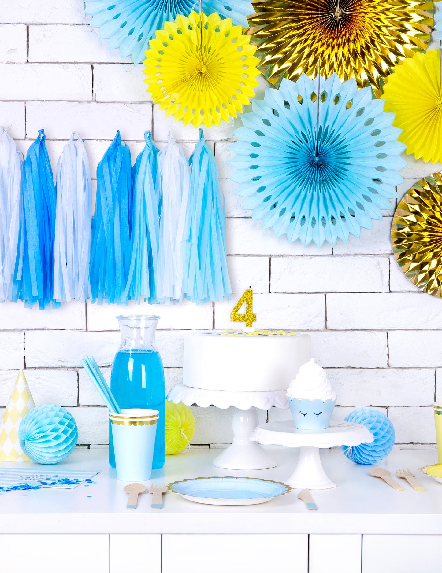 Malá světle modrá voštinová papírová koule 10 cm k zavěšení 