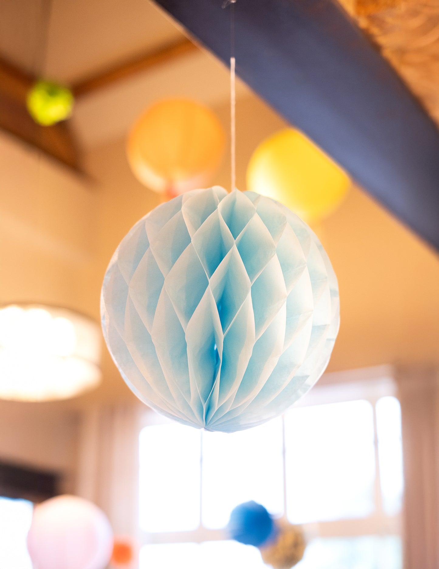 Malá světle modrá voštinová papírová koule 10 cm k zavěšení 