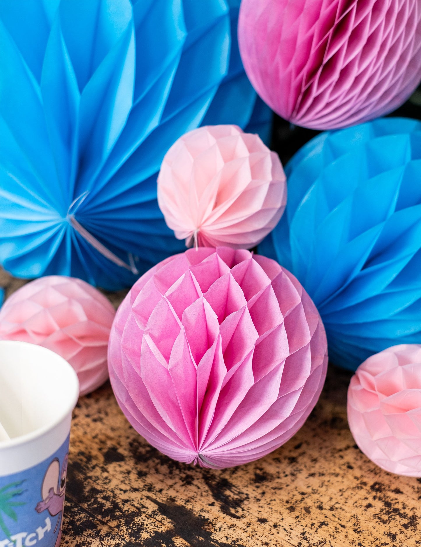 Malá růžová voštinová papírová koule 10 cm závěsná dekorace 