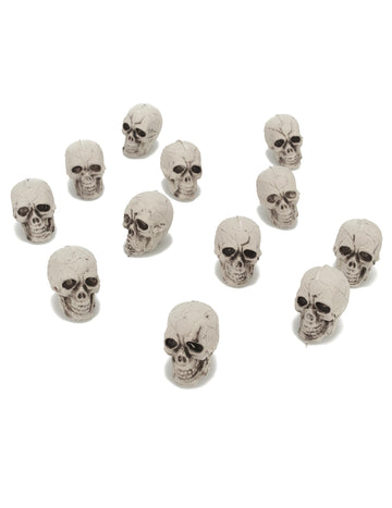12 malých plastových lebek