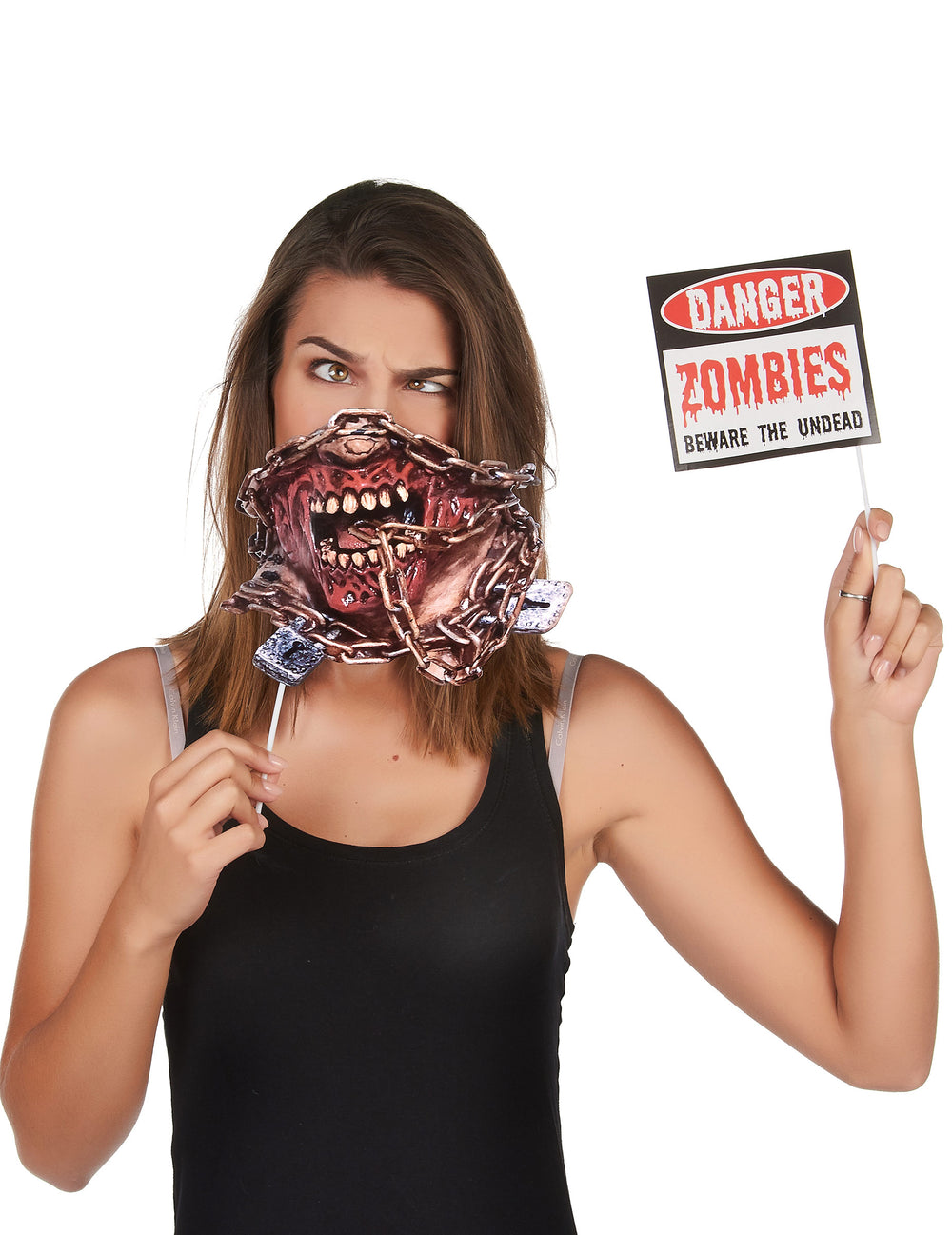 Mise en situation de deux modèles des accessoires photobooth zombie