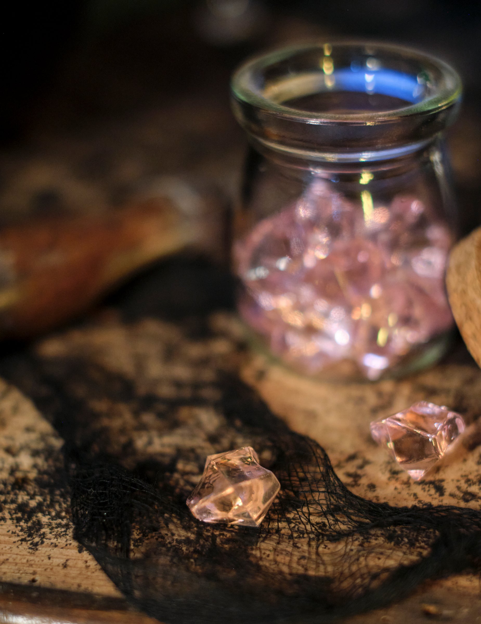 Gros plan sur les pierres effet cristal pour décoration de table rose