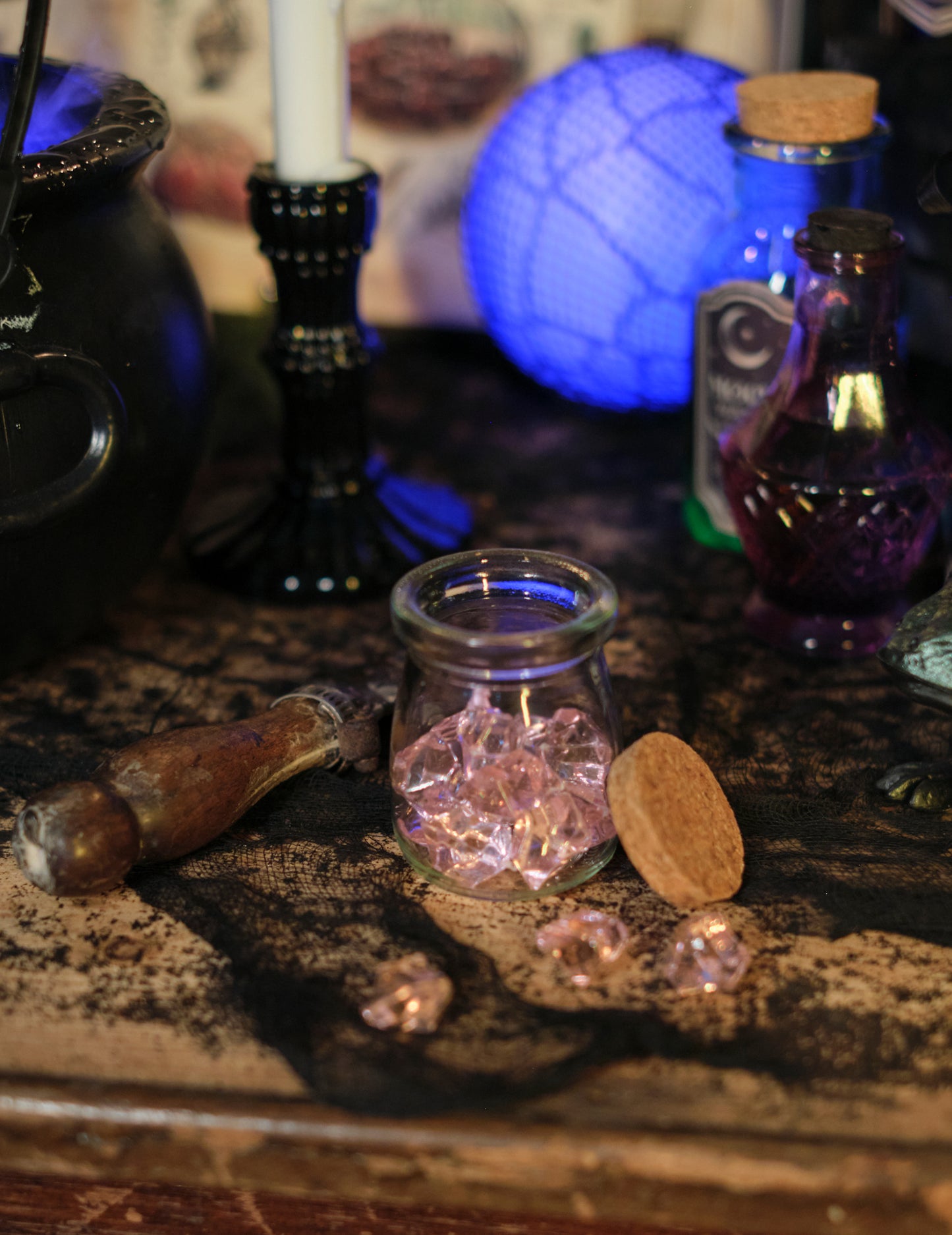 Mise en scène d'Halloween des pierres effet cristal pour décoration de table rose