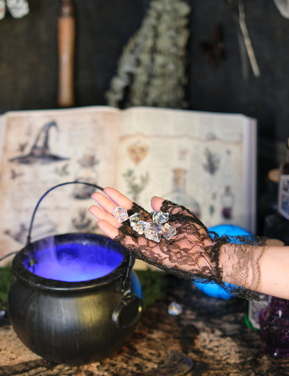 Mise en scène avec chaudron des pierres effet cristal pour table transparentes