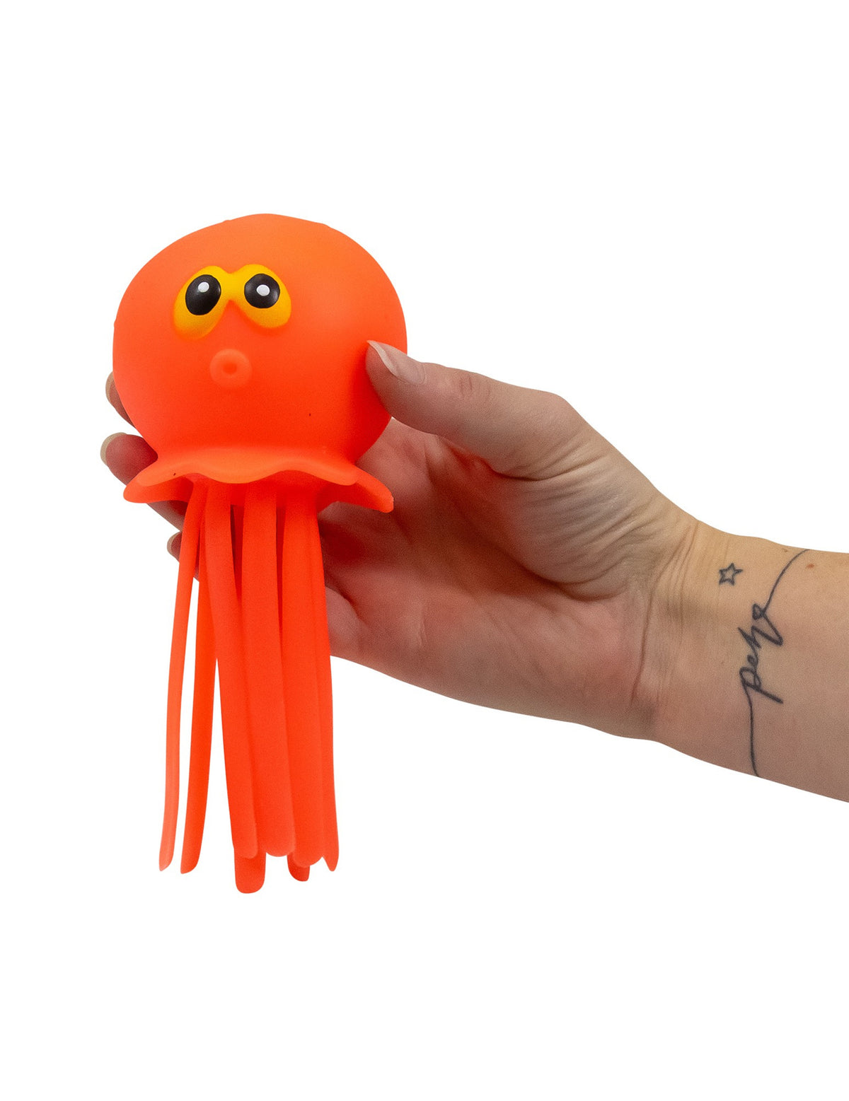 Prise en main du modèle orange du jouet pieuvre splash à effet jet d’eau