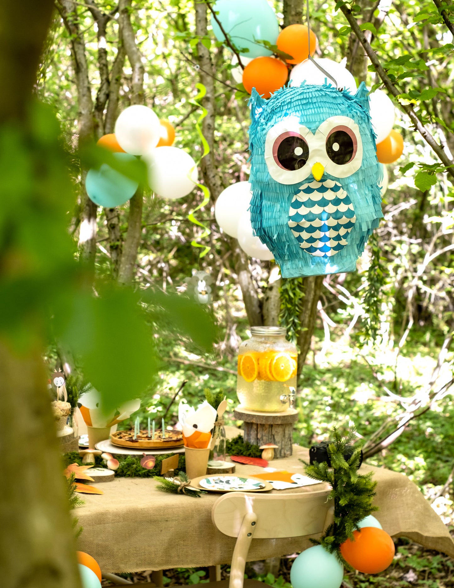 Mise en situation de table de fête de la pinata hibou