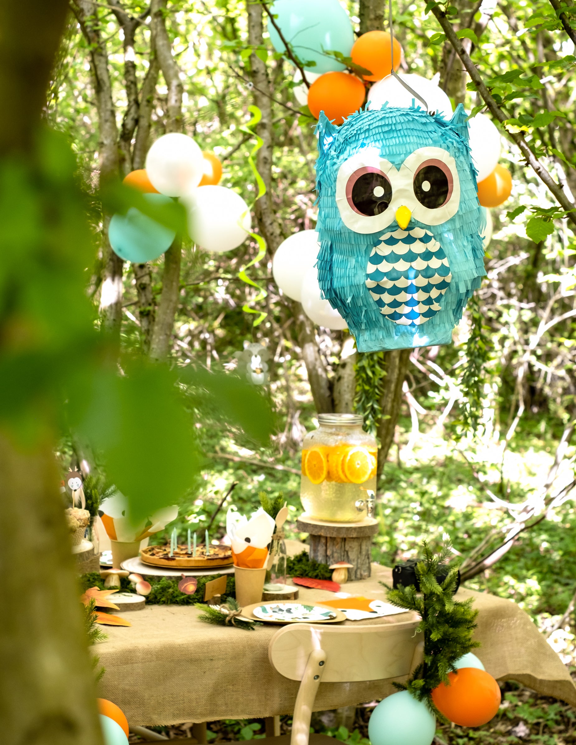 Mise en situation de table de fête de la pinata hibou