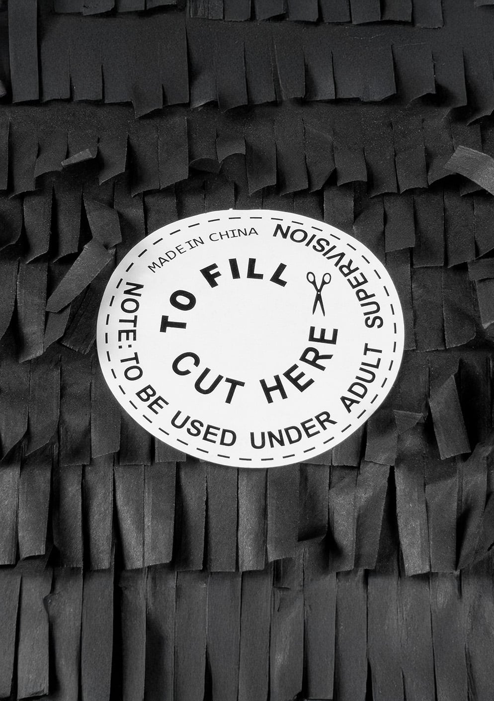 Détail de l'ouverture de remplissage de la piñata chiffre 4 pour fête