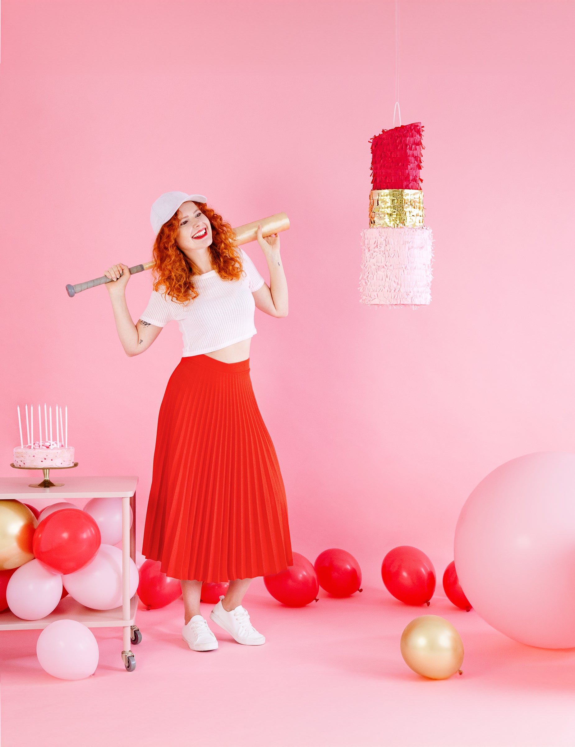 Mise en situation avec batte de la piñata rouge à lèvres