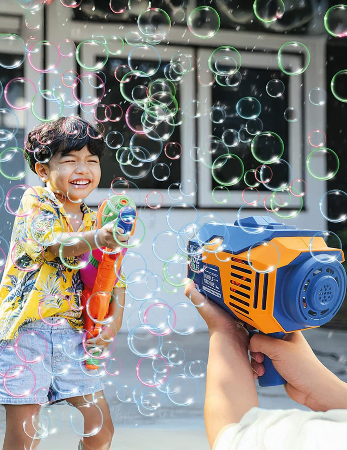 Mise en situation du pistolet à bulles de savon pour enfant
