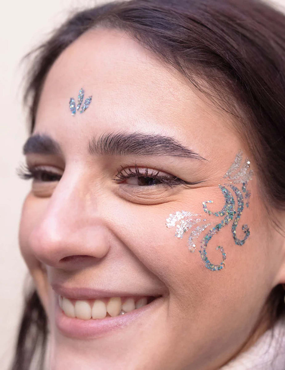Rendu sur le visage du pochoir de maquillage réutilisable arabesque