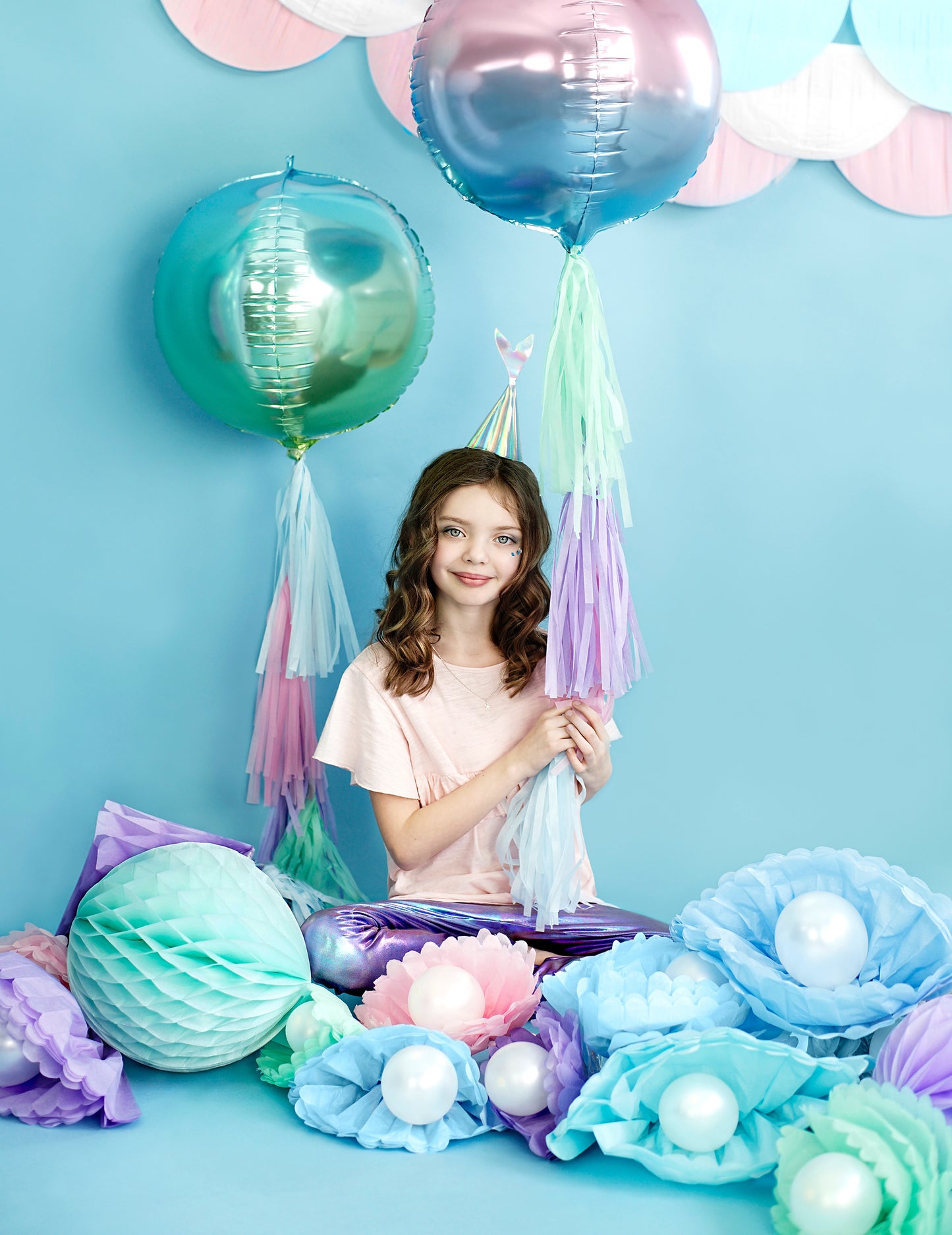 Modrá závěsná bambule z hedvábného papíru 25 cm