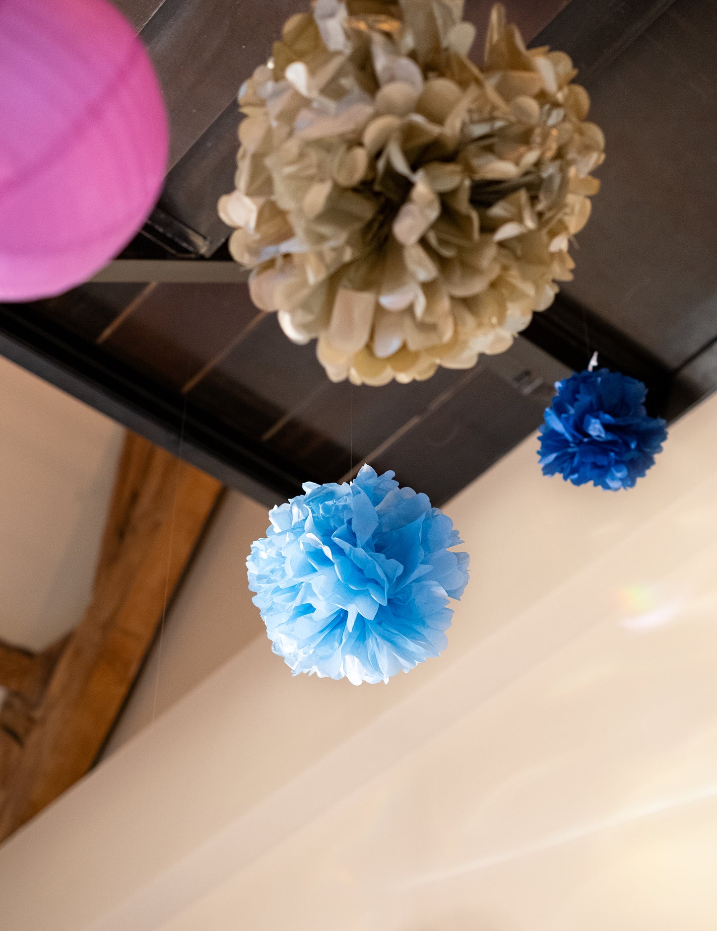 Modrá závěsná bambule z hedvábného papíru 25 cm