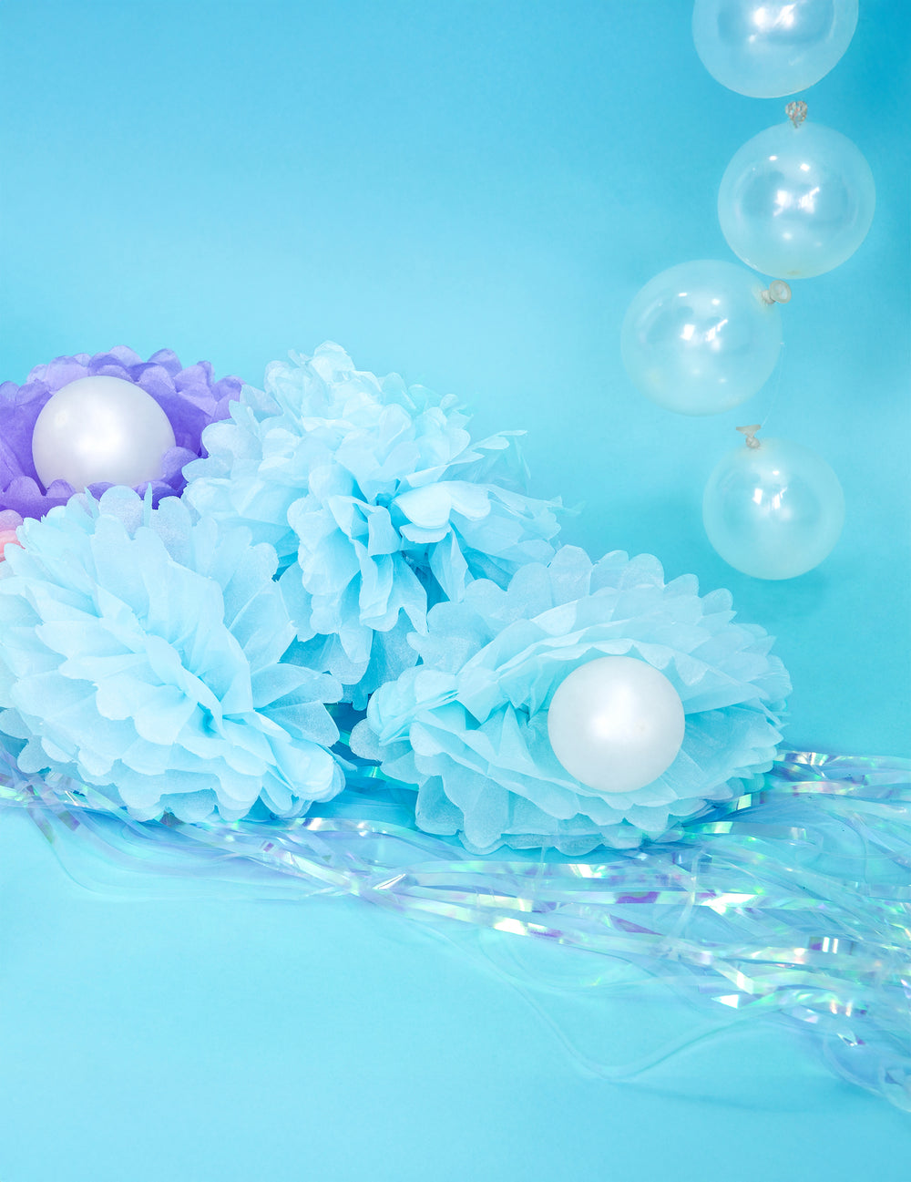 Mise en scène du pompon à suspendre en papier pour fête bleu ciel