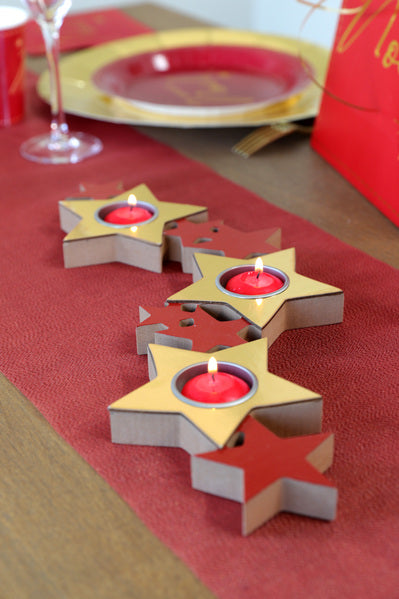 Dřevěný a kovový svícen s červenými a zlatými hvězdami 40 x 13 x 2 cm Vánoční dekorace