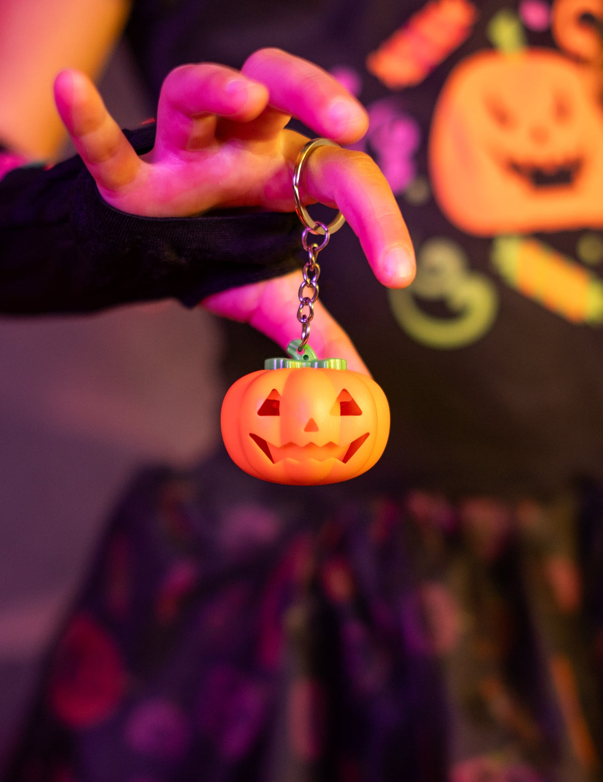 Gros plan sur le pendentif du porte-clé citrouille lumineux