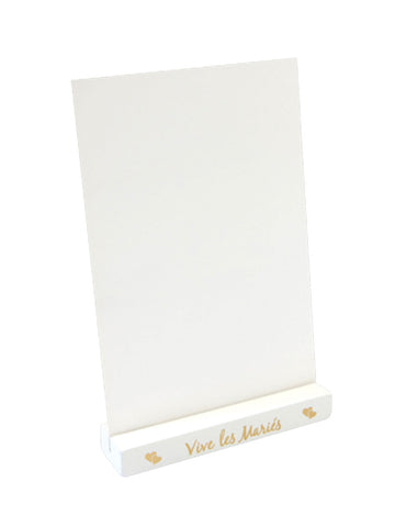 Dřevěný držák na menu pro nevěstu a ženicha ve zlaté a bílé barvě se srdíčky