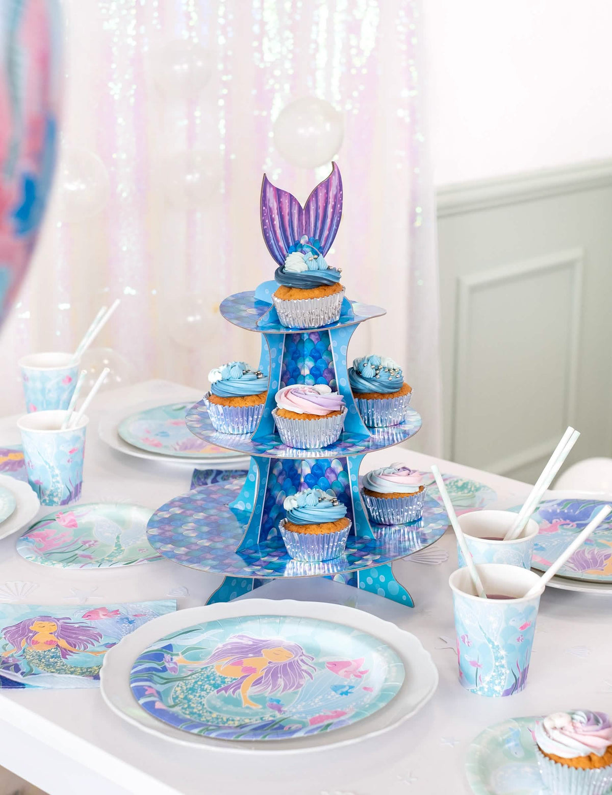 Posedení s cupcake a nádobím z stojanu na cupcake mořské panny