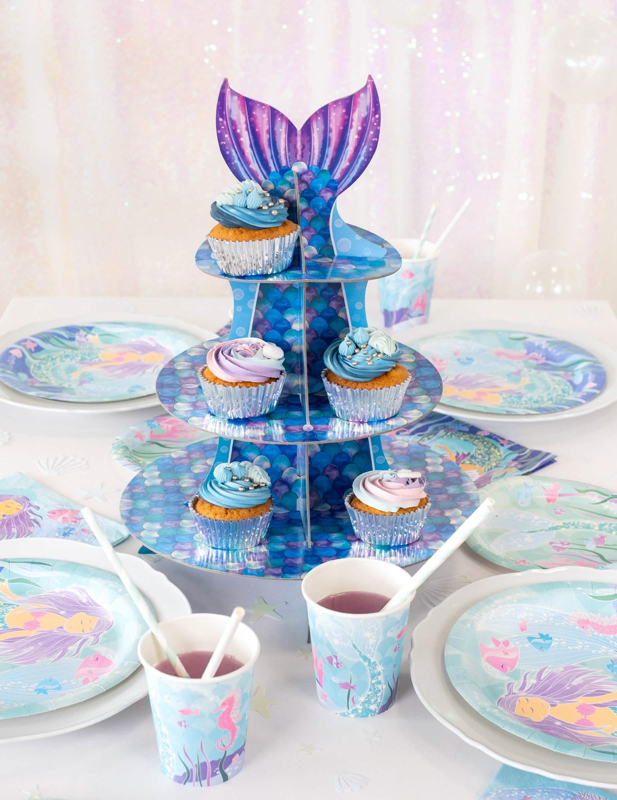 Přehled na slavnostním stole od stojánku na cupcake s mořské panny