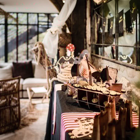 Stojan na dorty ve tvaru pirátské lodi se zlatou fólií 46,5 x 40 x 20 cm 