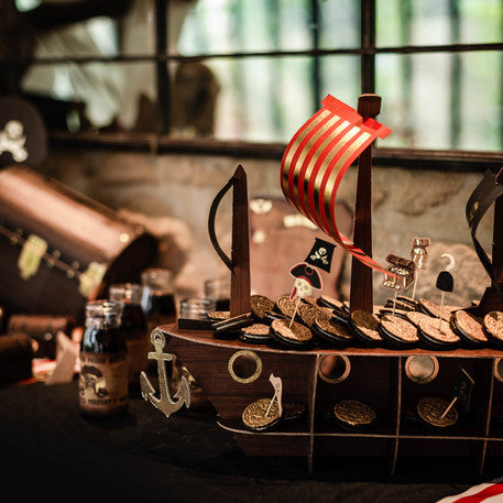 Stojan na dorty ve tvaru pirátské lodi se zlatou fólií 46,5 x 40 x 20 cm 