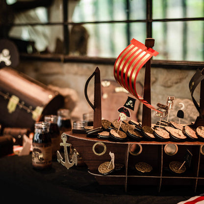 Stojan na dorty ve tvaru pirátské lodi se zlatou fólií 46,5 x 40 x 20 cm 
