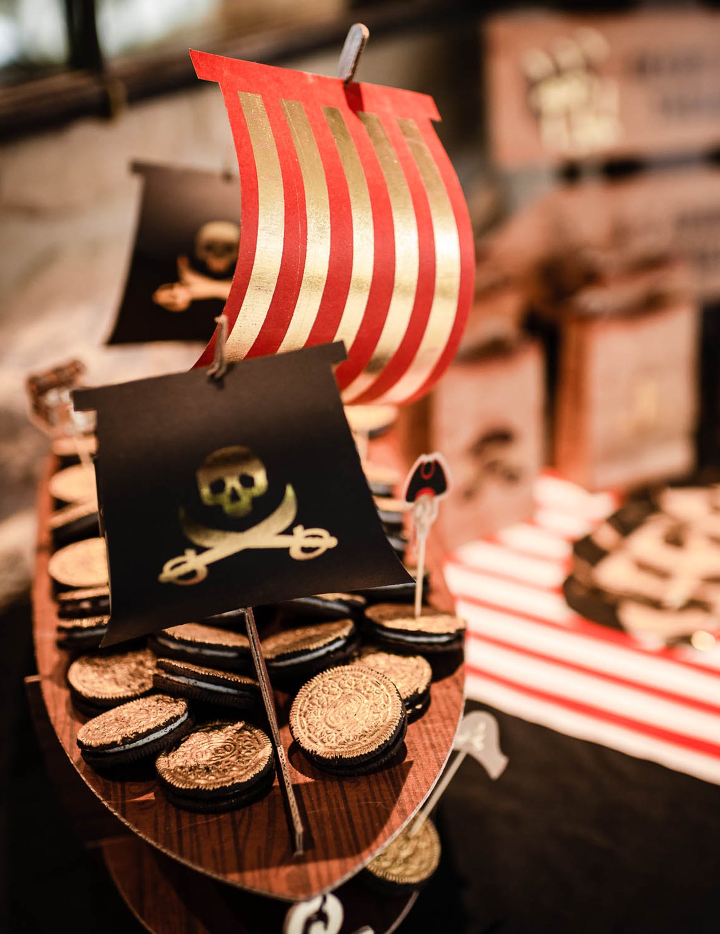 Stojan na dorty ve tvaru pirátské lodi se zlatou fólií 46,5 x 40 x 20 cm 