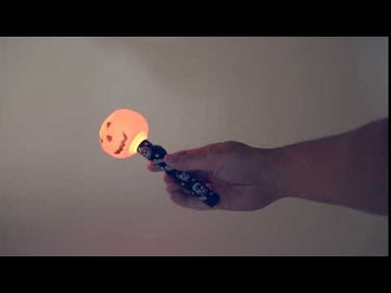 Oranžová dýňová baterka s rukojetí zdobená na Halloween