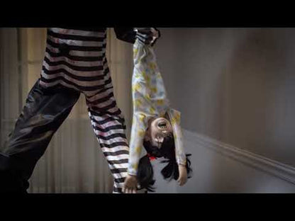 Animovaná dekorace Děsivý klaun s visícím dítětem s pohyby a světly 2,15 m