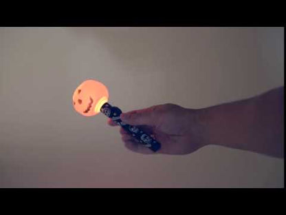 Oranžová dýňová baterka s rukojetí zdobená na Halloween