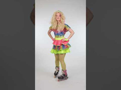 Kýčovitý dámský kostým ve stylu 80. let 