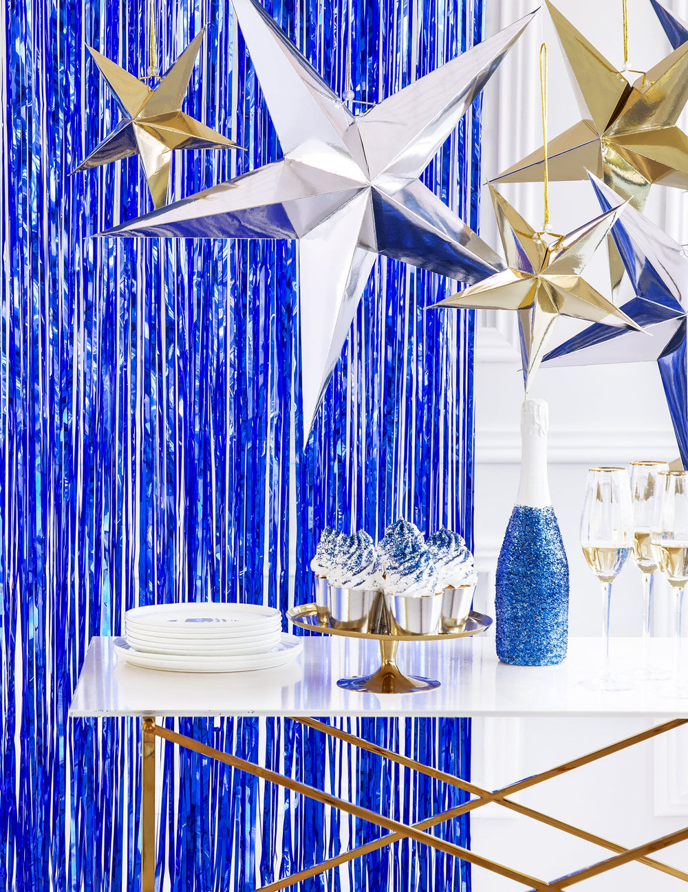 Mise en situation du rideau de fils métallisé pour fête bleu nuit