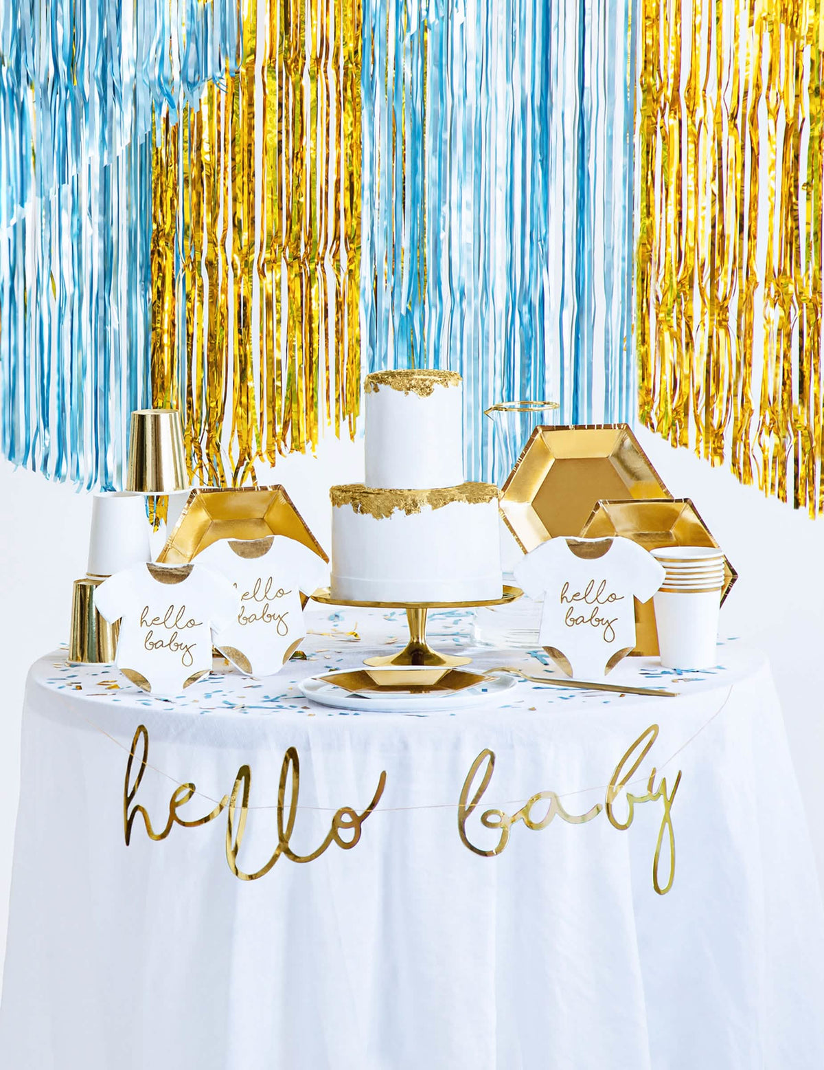 Pozadí na baby shower ze třpytivého závěsu s třásněmi v kovově modré barvě
