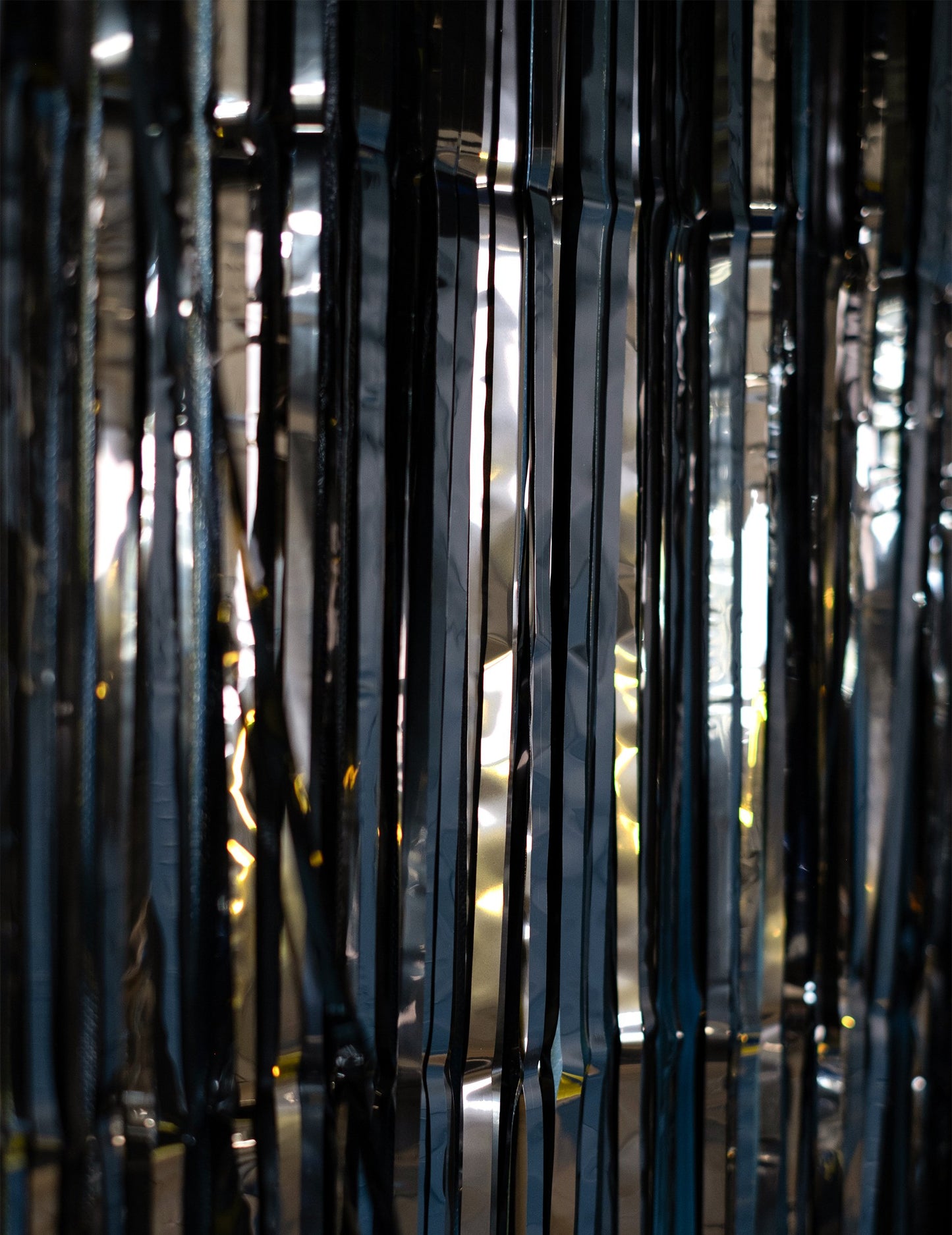 Černá třpytivá záclona 244 x 91 cm