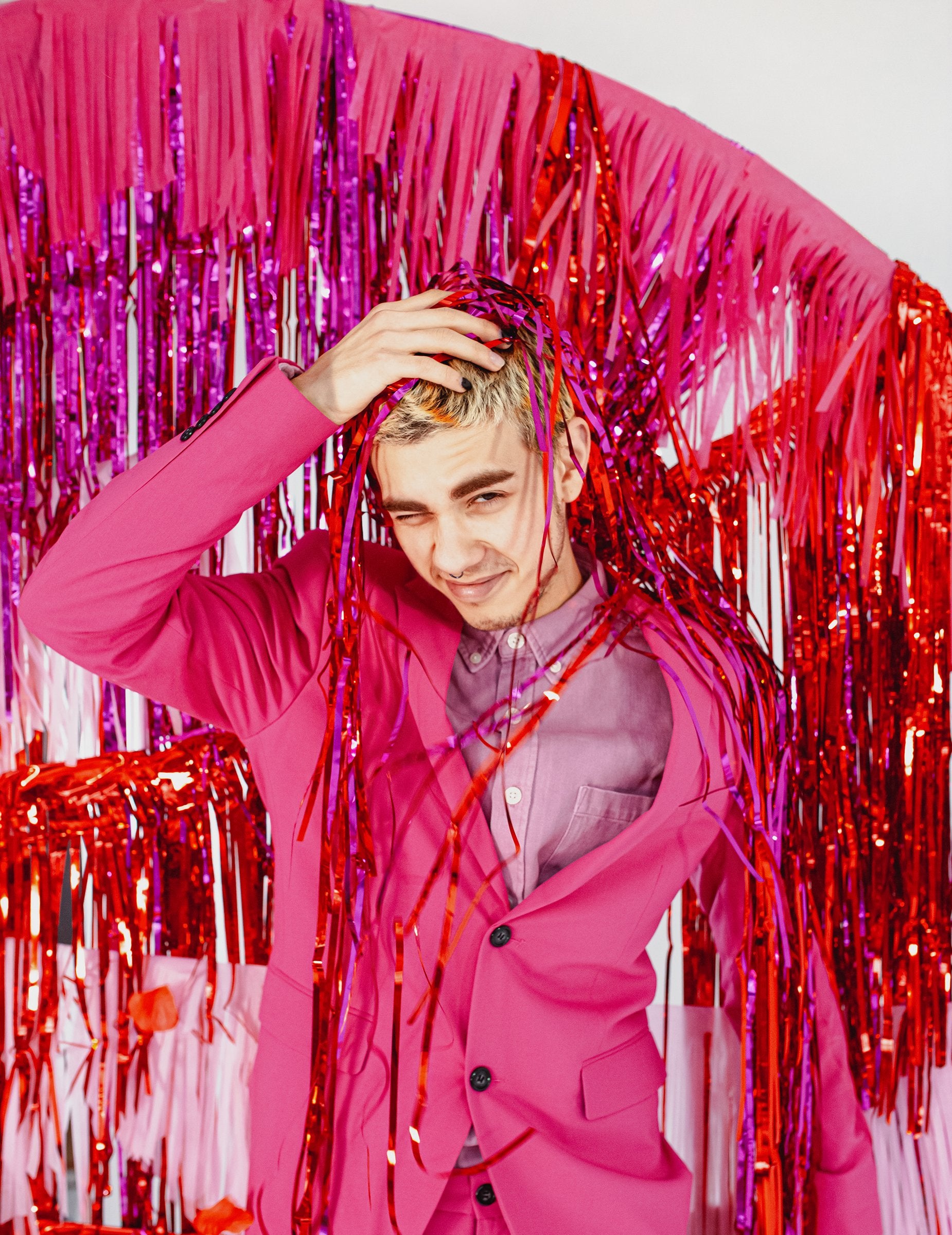 Situace s mužským modelem a třpytivou oponou pro červenou oslavu