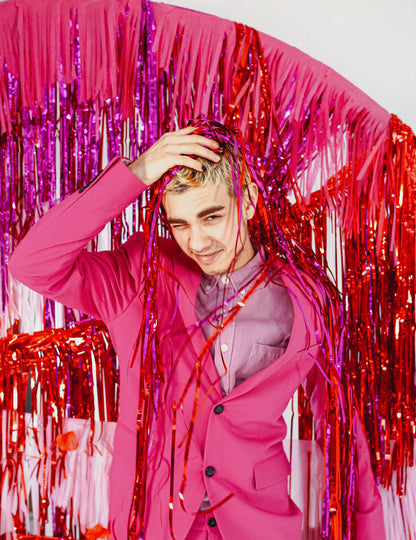 Situace s mužským modelem a třpytivou oponou pro červenou oslavu