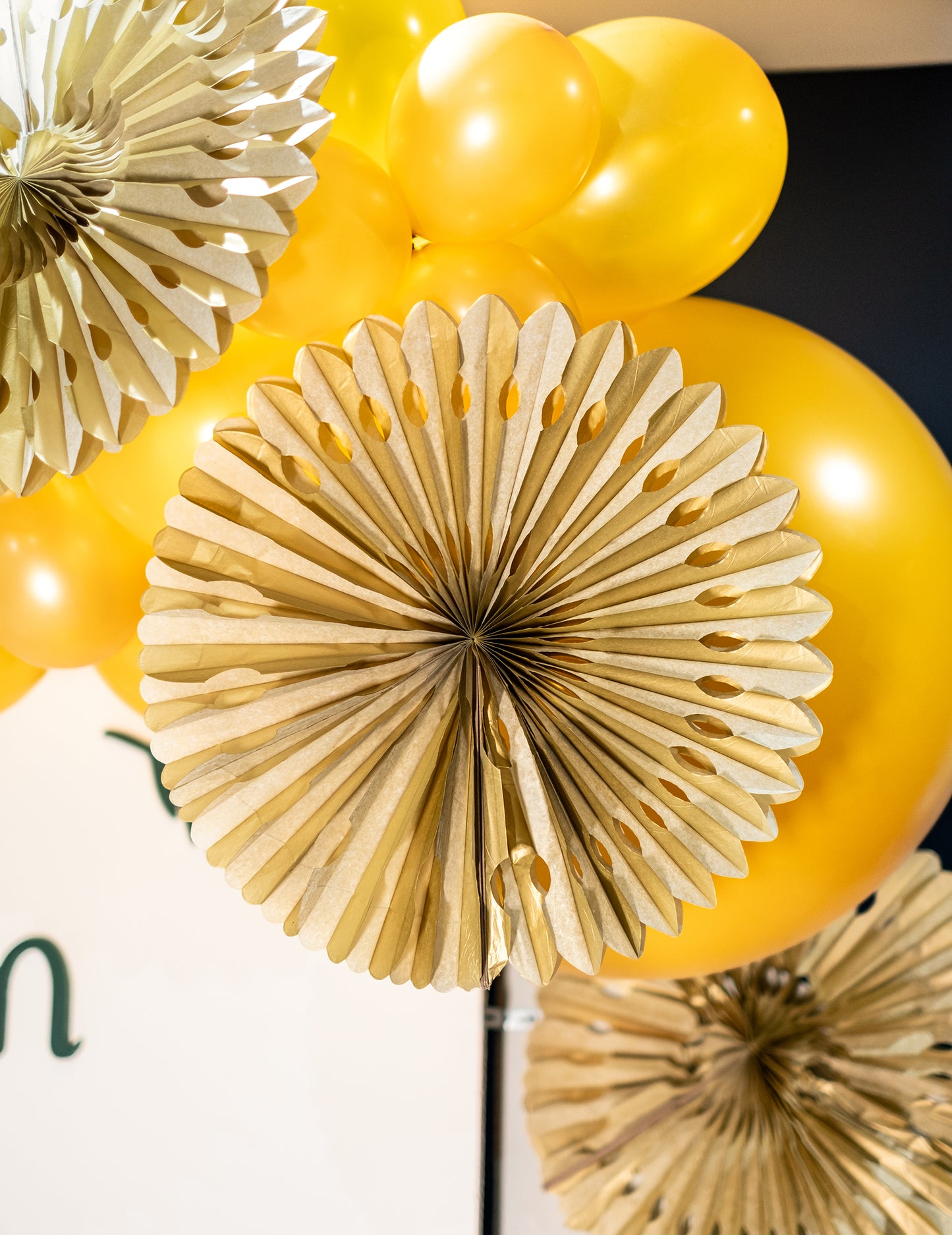 Zlatá papírová rozeta 40 cm, dekorativní závěsný vějíř 