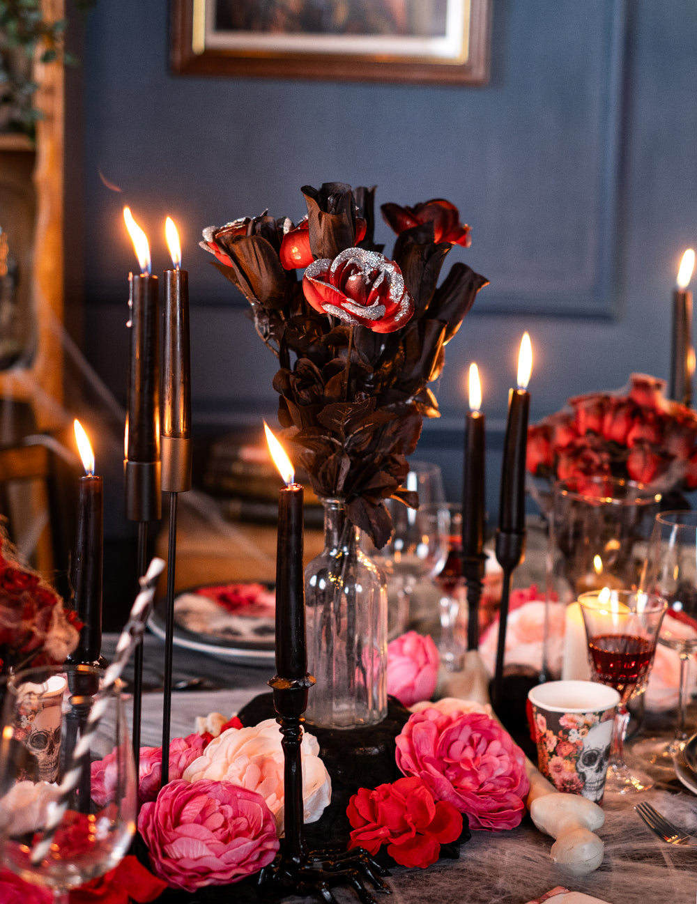 Mise en situation sur une table de fête de la rose Halloween rouge et noire