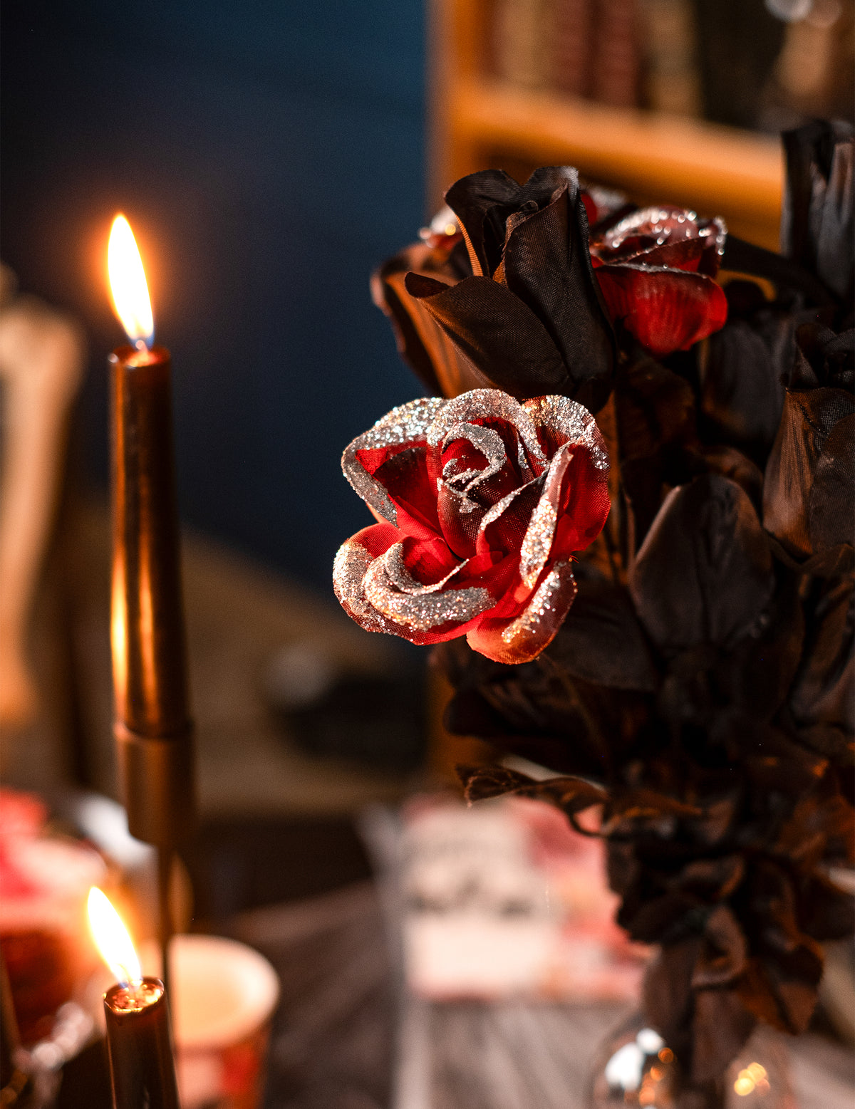 Ambiance à la lueur des bougies de la rose Halloween rouge et noire
