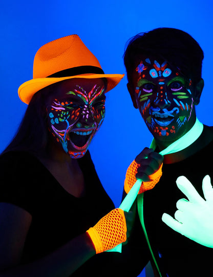 Mise en situation sous lumière noire du rouge à lèvres effet UV