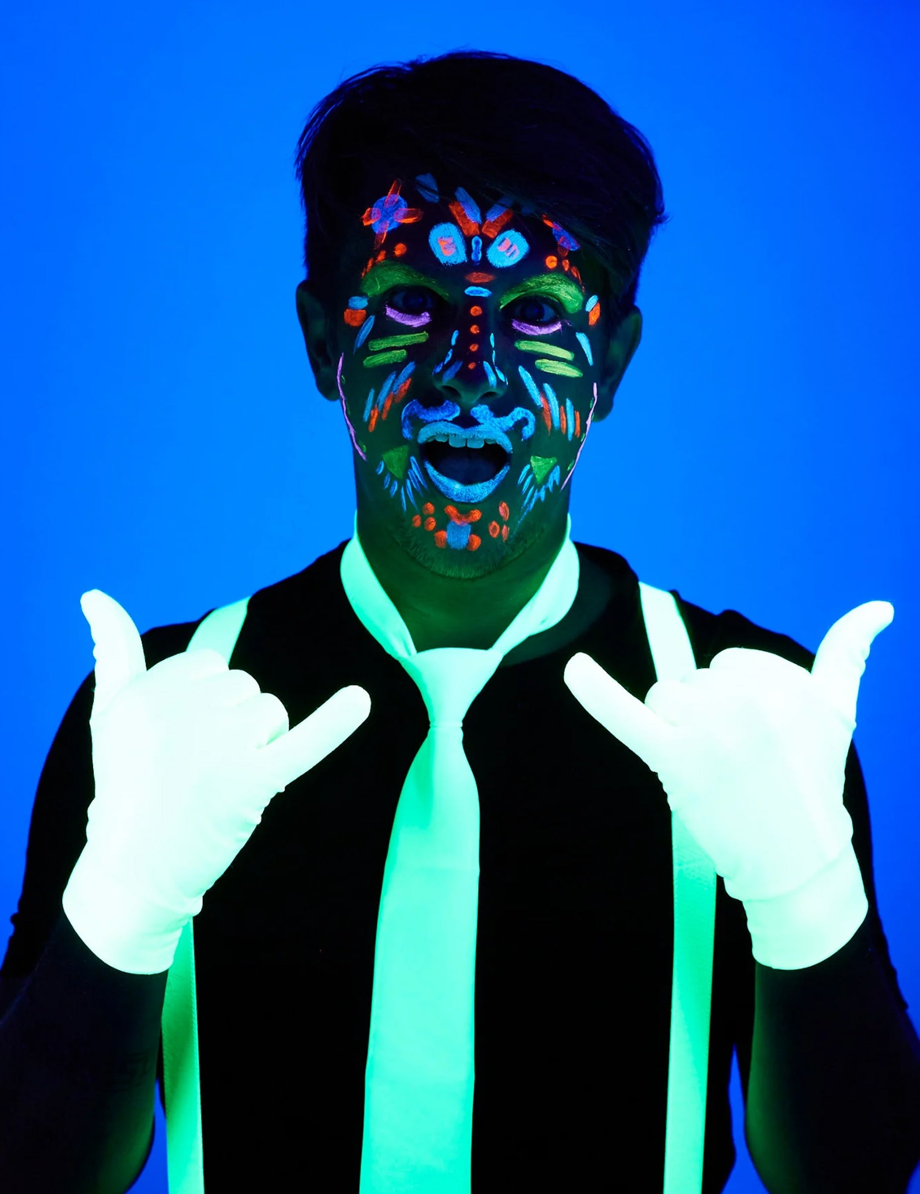 Rendu fluo sous lumière noire du rouge à lèvres effet UV pour adulte