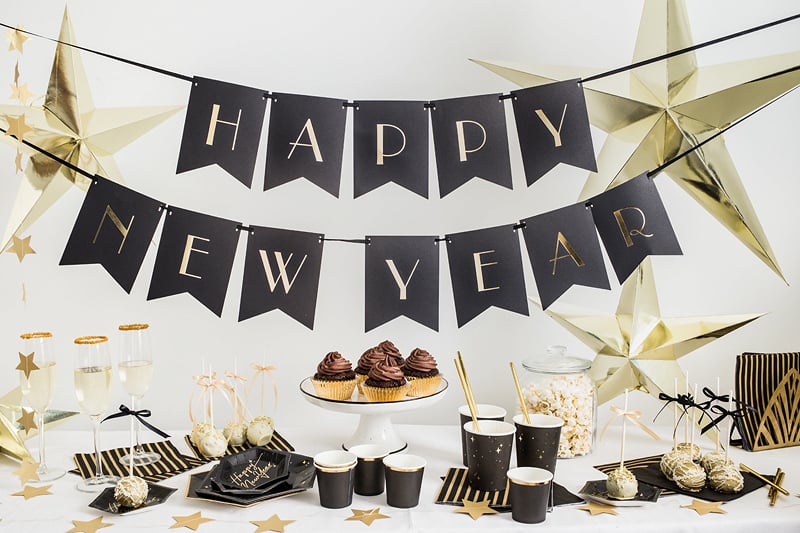 Mise en situation sur une table de fête du ruban satin noir