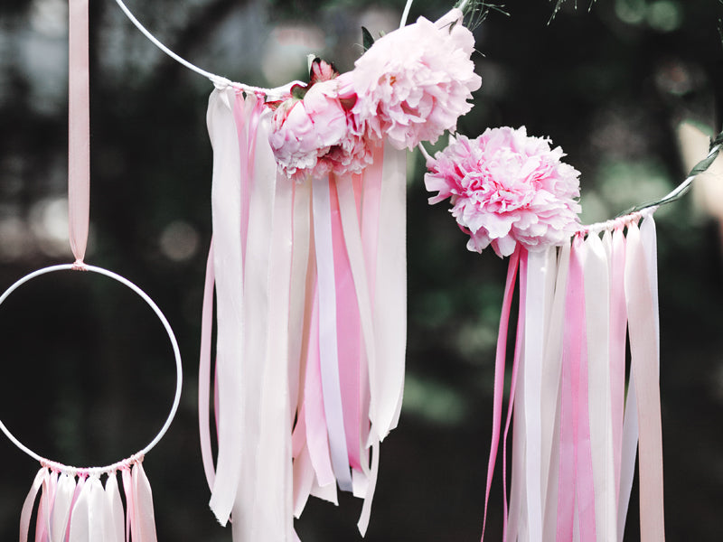 Pans de ruban suspendus avec des fleurs du ruban satin mariage