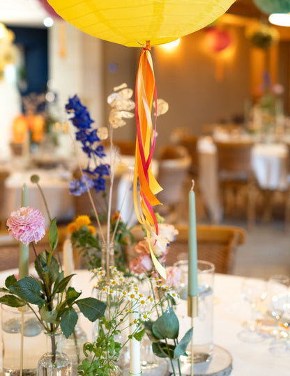 Détail des rubans suspendus du ruban satin fuchsia