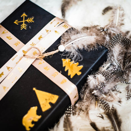 Zlatá vločkovaná indická lesní taupe saténová stuha 1.9 cm x 10 m týpí a medvědí vzory