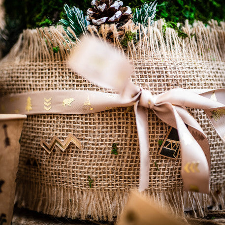 Zlatá vločkovaná indická lesní taupe saténová stuha 1.9 cm x 10 m týpí a medvědí vzory