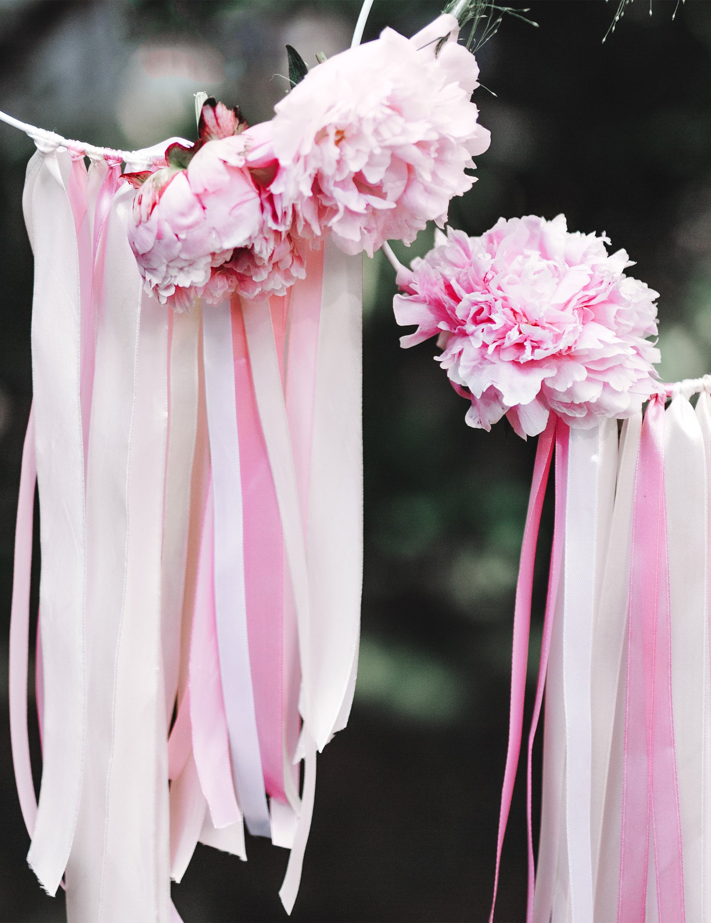 Détail de la mise en situation avec fleurs du ruban satin mariage pour décoration